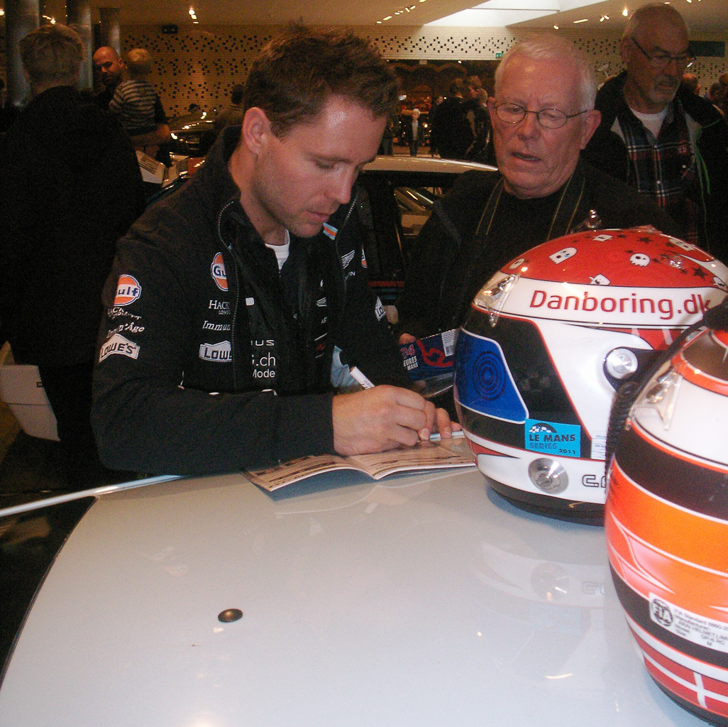 Christoffer Nygaard måtte frem med kuglepennen og skrive autografer.
(Foto: Motorsporten.dk)